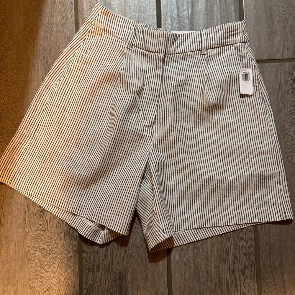 NWT Old Navy pleated tailored high waisted linen dress shorts - Medium
